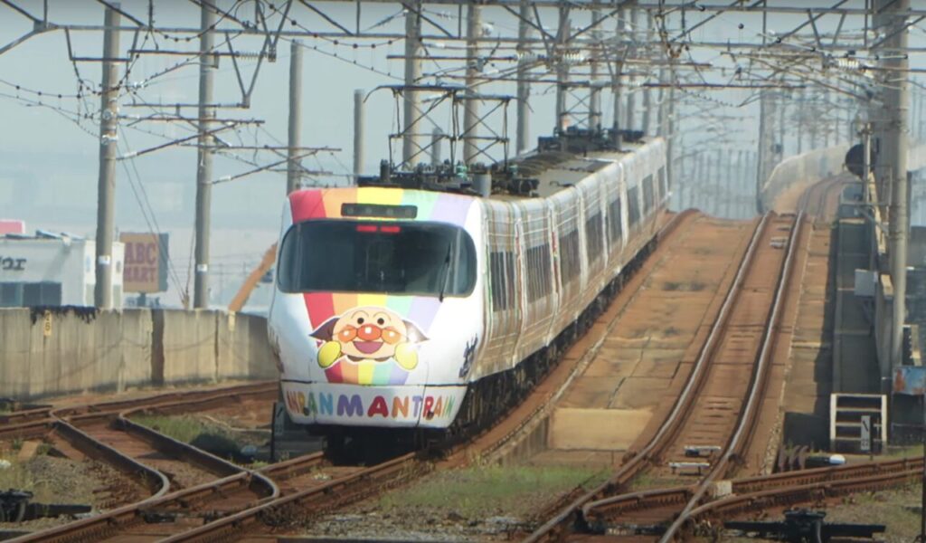 予讃線 アンパンマン列車の予約必勝法|乗車前に知るべきこと 1 出会えるのは2種類!予讃線のアンパンマン列車たち