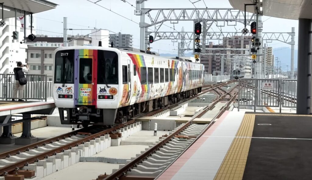 予讃線 アンパンマン列車の予約必勝法|乗車前に知るべきこと 4 予讃線 宇和海アンパンマン列車:大きな顔が目印!