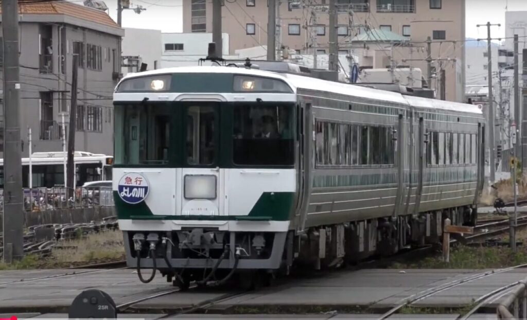 JR四国キハ185系 復刻国鉄色車両の運用状況 1 キハ185系と国鉄色への郷愁