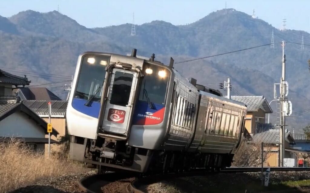 2000系・N2000系の違いを徹底解説!性能と魅力比較 3 振り子制御システムの改良点