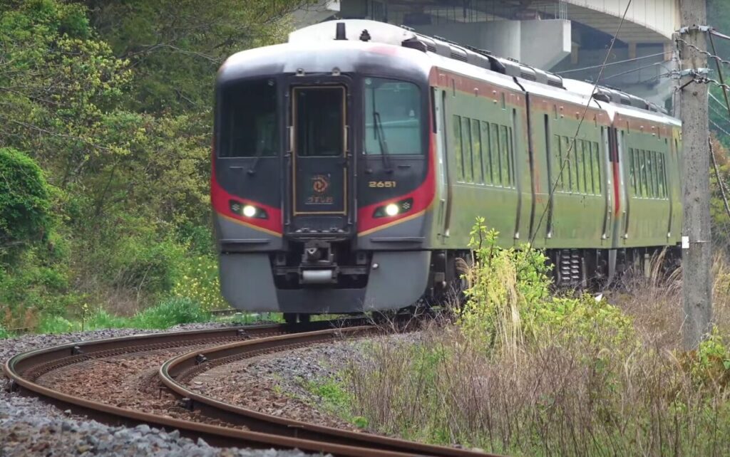 JR四国2600系・2700系の違いまとめ!鉄道ファン必見の魅力紹介 3 デザインで見る2600系と2700系の違い