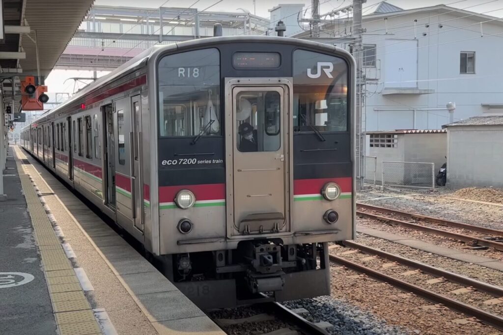 JR四国 7200系は何がすごい?導入背景から人気の理由まで紹介 1 JR四国 7200系の特徴と最新動向
