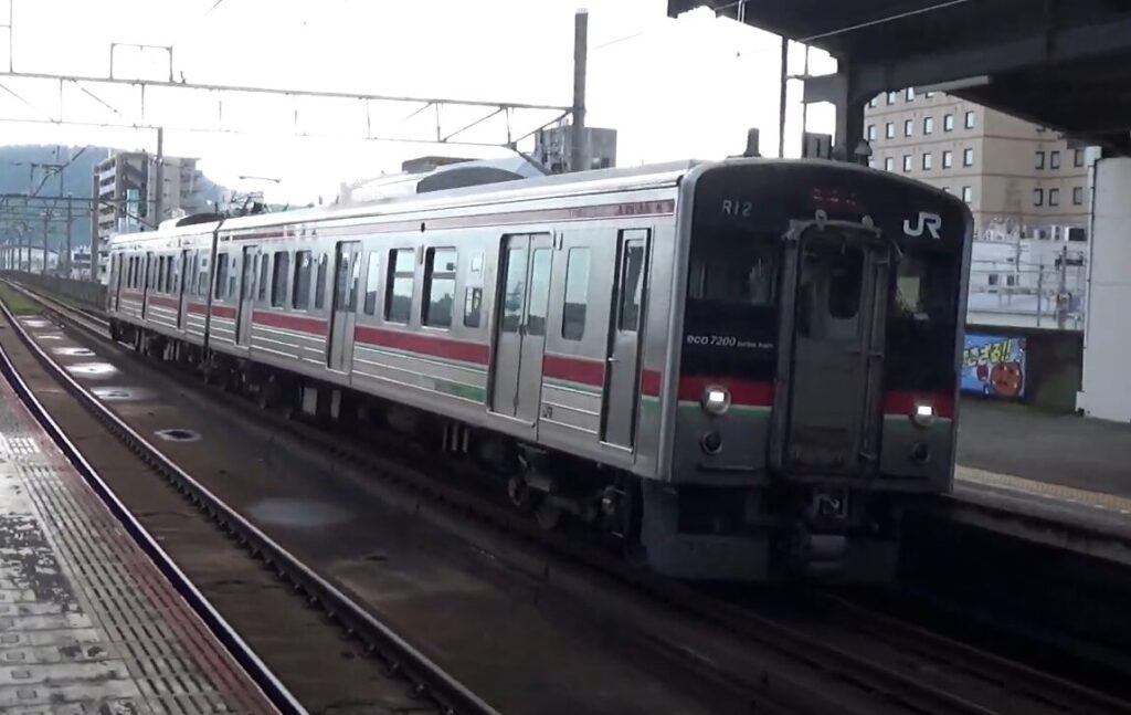 JR四国 7200系は何がすごい?導入背景から人気の理由まで紹介 3 7200系と他形式車両の違い