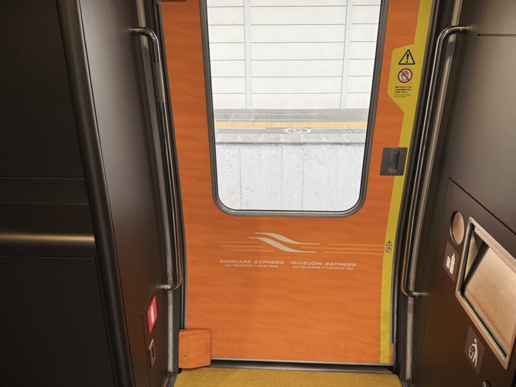 JR四国8000系リニューアル車両の運用と魅力 16 2025 02 07 07 28 24050 ip16