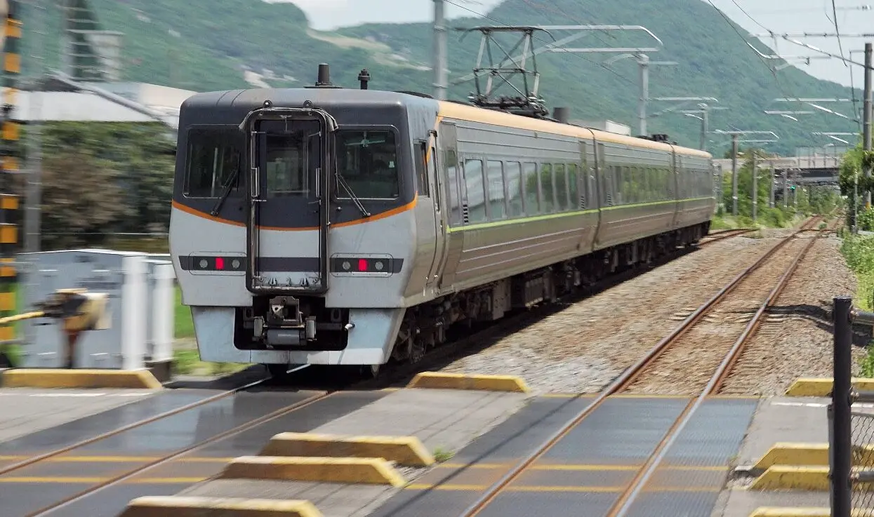 四国　８０００系リニューアル　８両 JR四国】8000系、2度目のリニューアル！車体・車内の両方で施工