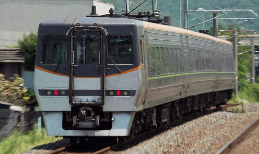 JR四国8000系リニューアル車両の運用と魅力 2 8000系リニューアル車両の特徴