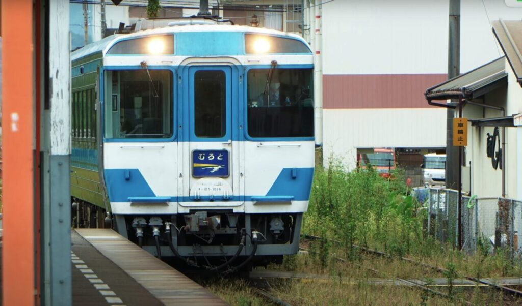 牟岐線の特急が廃止された理由と今後の影響を徹底解説 10 特急廃止後の影響とバスとの共同経営