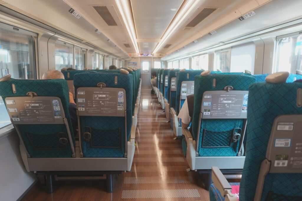 車内の座席種類とリクライニング機能