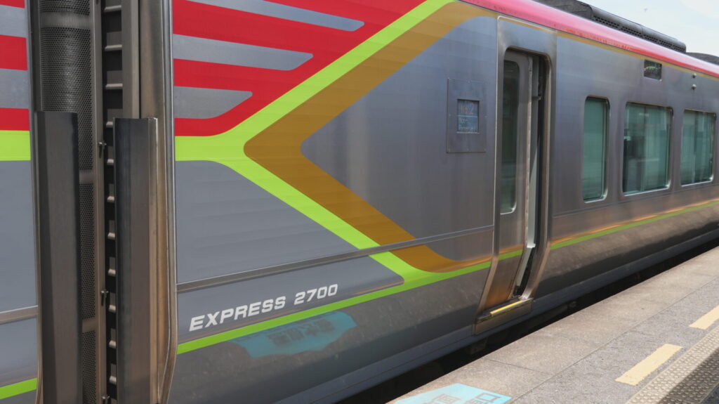N2000系 vs 2700系 違いを徹底比較!JR四国の特急 4 車両デザインの進化を比較する