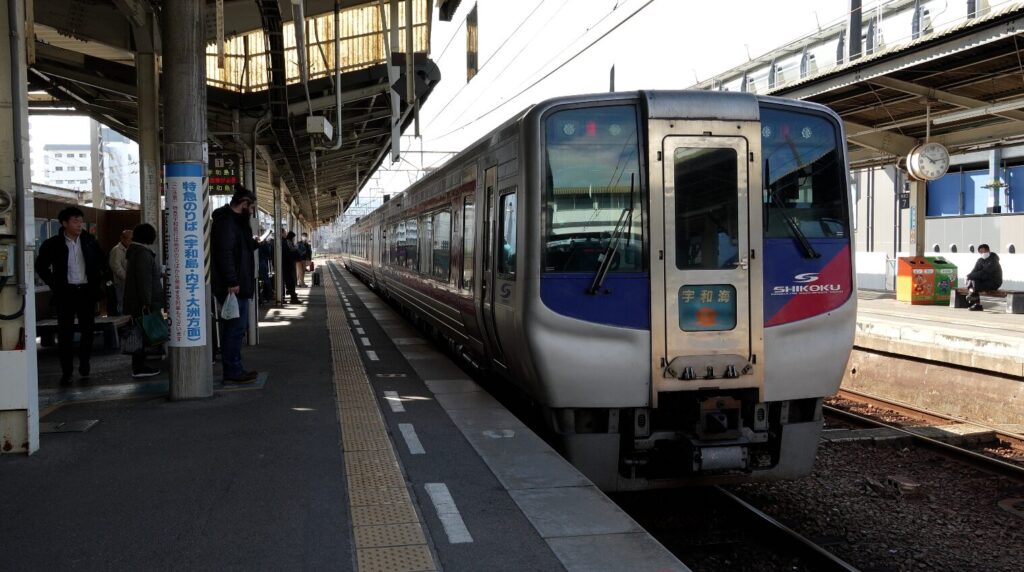 N2000系 vs 2700系 違いを徹底比較!JR四国の特急 5 N2000−001