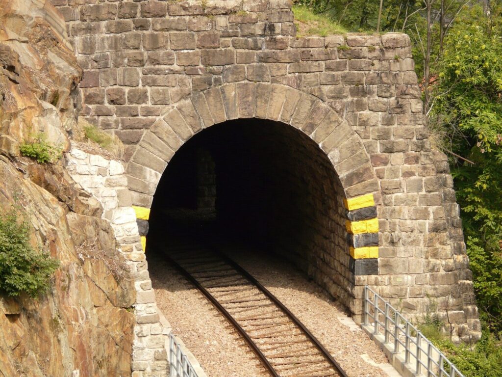 なぜ徳島は汽車と呼ぶ?日本唯一の非電化県の謎を解明 10 railway tunnel 662 1920