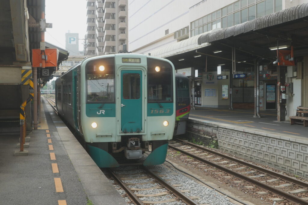 徳島線 車両情報の完全版|現役・過去・新型を網羅 2 普通列車を支える1500形と1200形