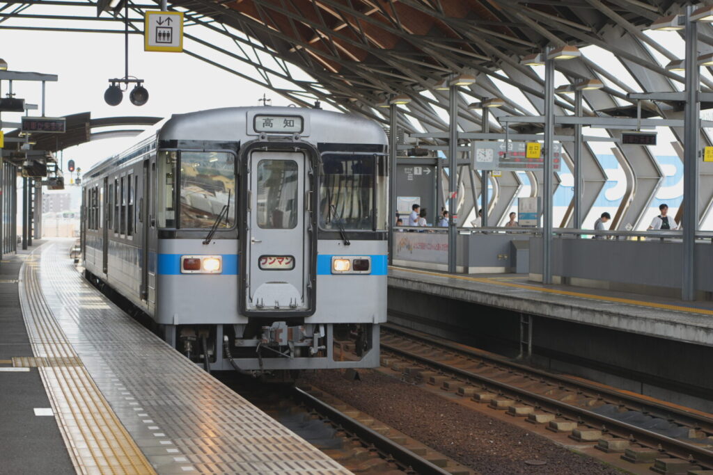土佐くろしお鉄道の9640形の全て!特徴・運用・魅力を徹底解説 8 併結するJR四国1000形との違い