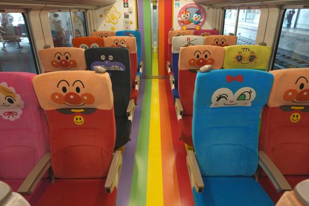 特急南風アンパンマン列車の予約と乗り方完全ガイド 5 子どもに人気の座席や便利な設備を紹介