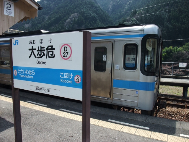 吉野川沿いを走る爽快ビューポイント