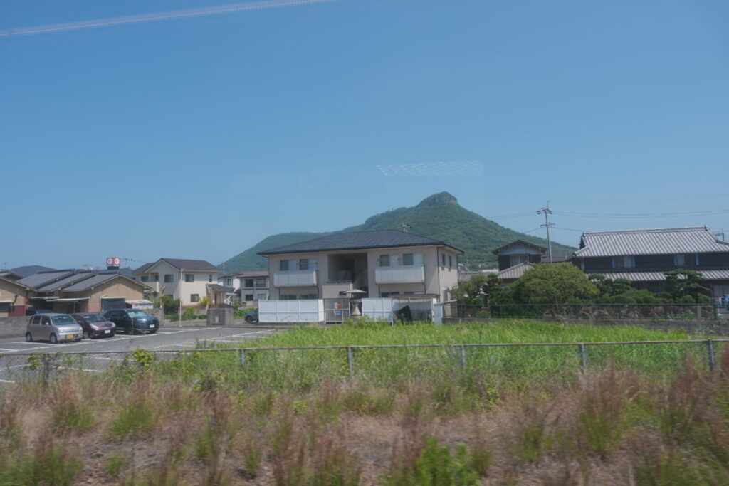 車窓から見えるのどかな田園風景