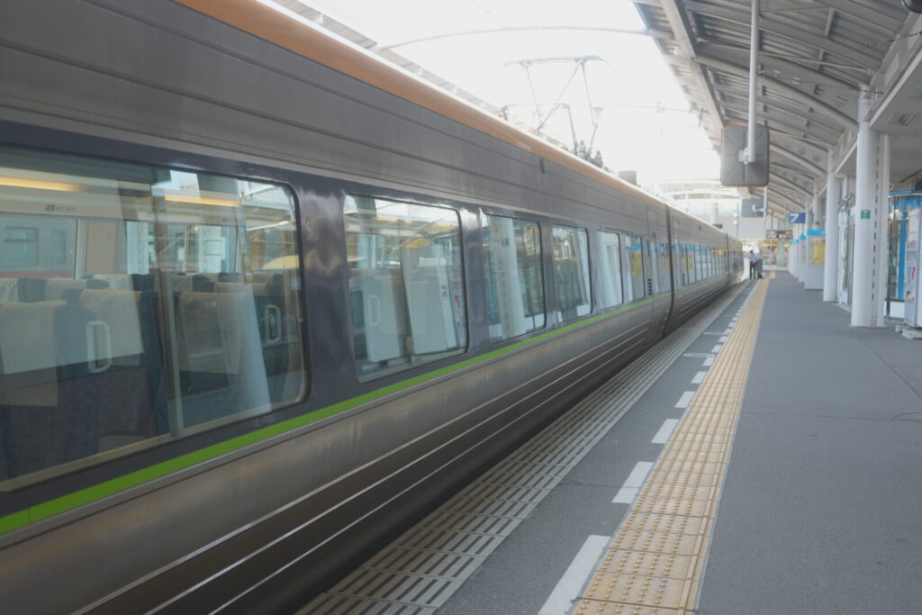 特急しおかぜの車内環境は?新旧車両の座席や設備を徹底比較 12 車内の雰囲気と快適さを探る