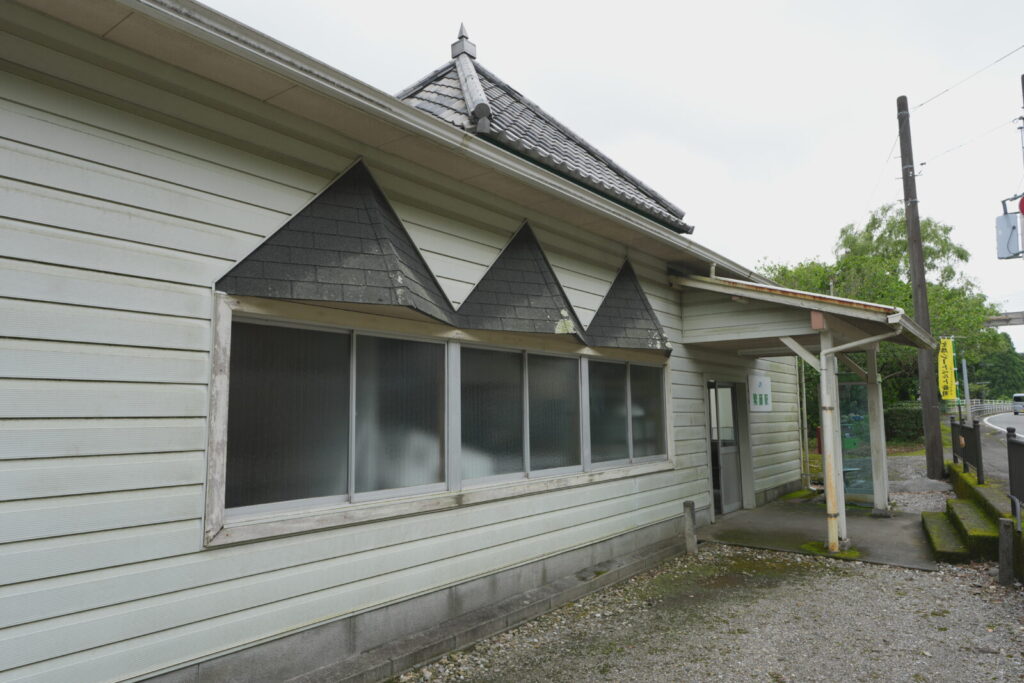 洋風な外観が目を引く駅舎の特徴