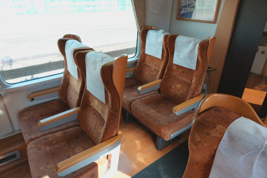 特急しおかぜの車内環境は?新旧車両の座席や設備を徹底比較 3 普通車の座席設備を解説