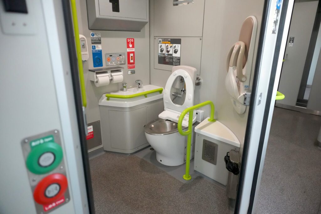 特急しおかぜの車内環境は?新旧車両の座席や設備を徹底比較 9 トイレや洗面所の設備