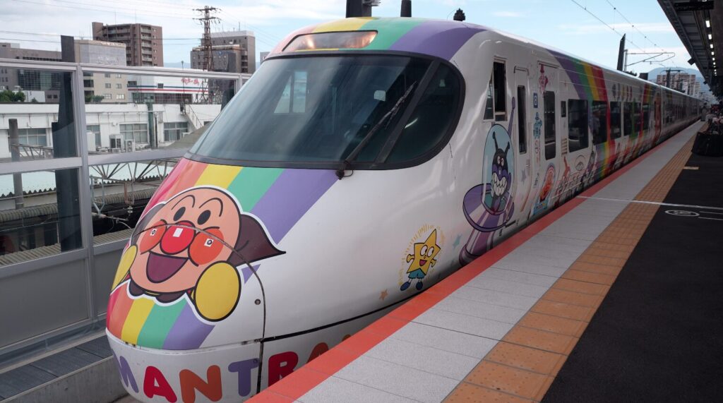 車体デザインに隠されたアンパンマンの世界