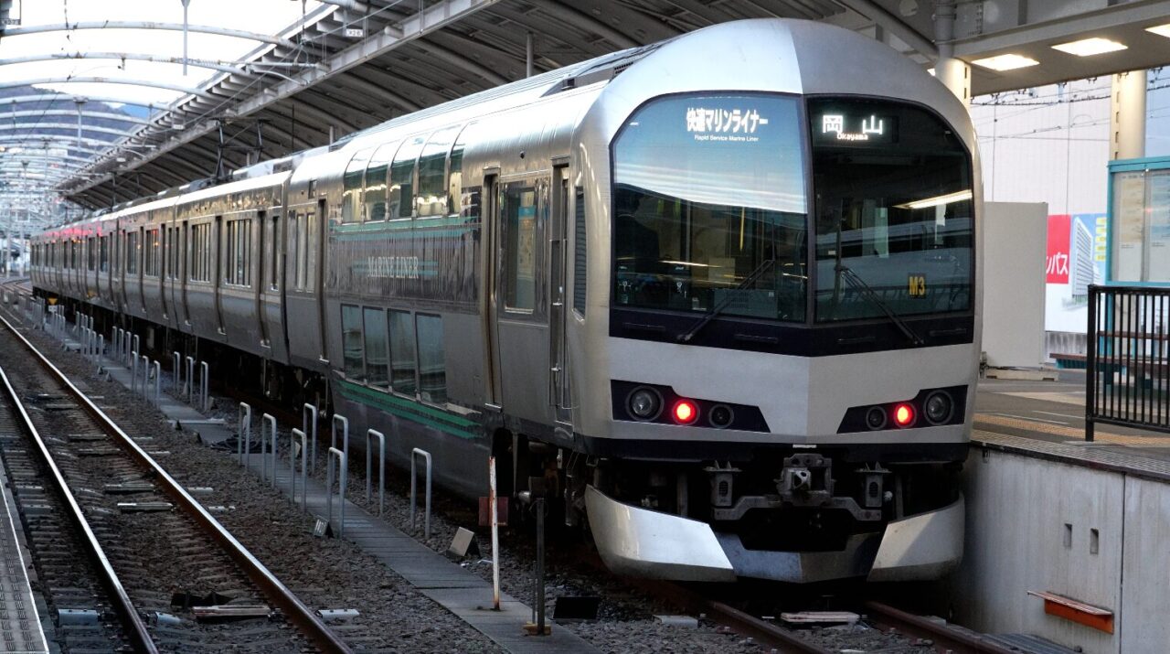 高松駅と岡山駅を結ぶ快速マリンライナー5000系