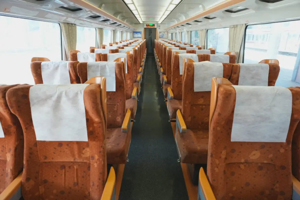 特急列車内で切符を購入できるかどうか（松山駅から岡山駅行の特急列車