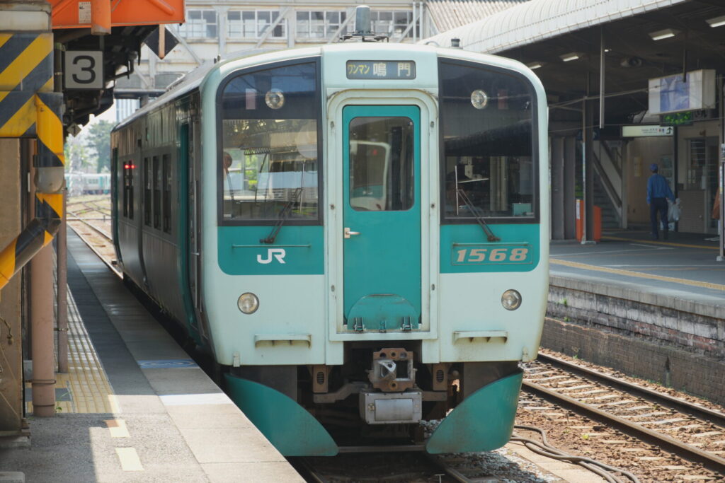 JR四国 1500形・1200形の違いを徹底比較!見分け方も解説 5 外観デザインと塗装の細かな特徴