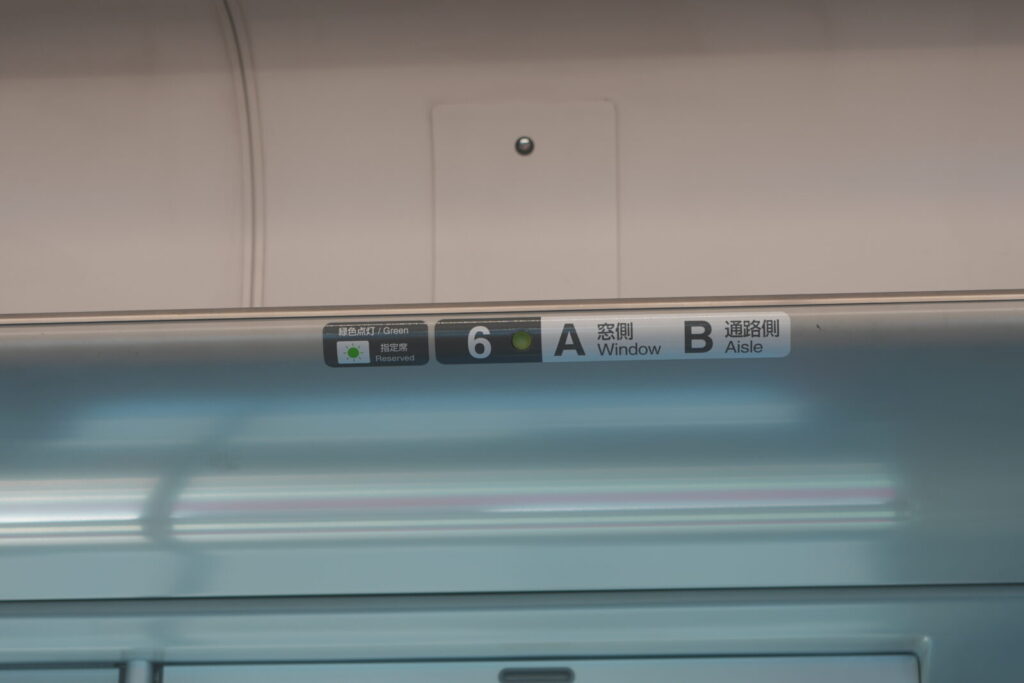 安定感のある荷物棚と「幻のLED」