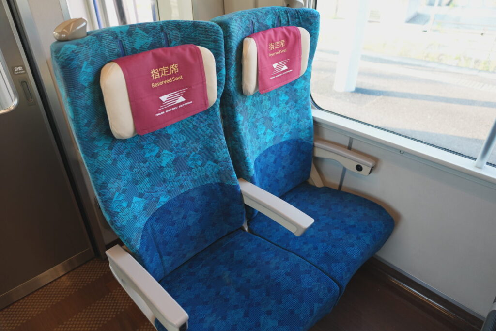 2600系の座席は可動式枕で快適