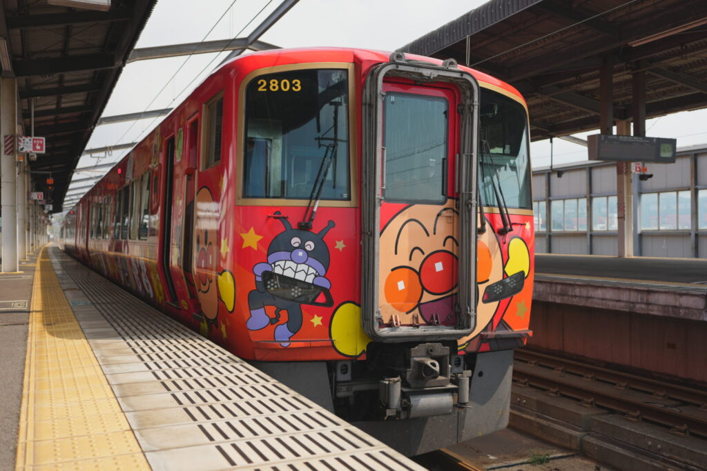 2700系アンパンマン列車の運用と時刻表