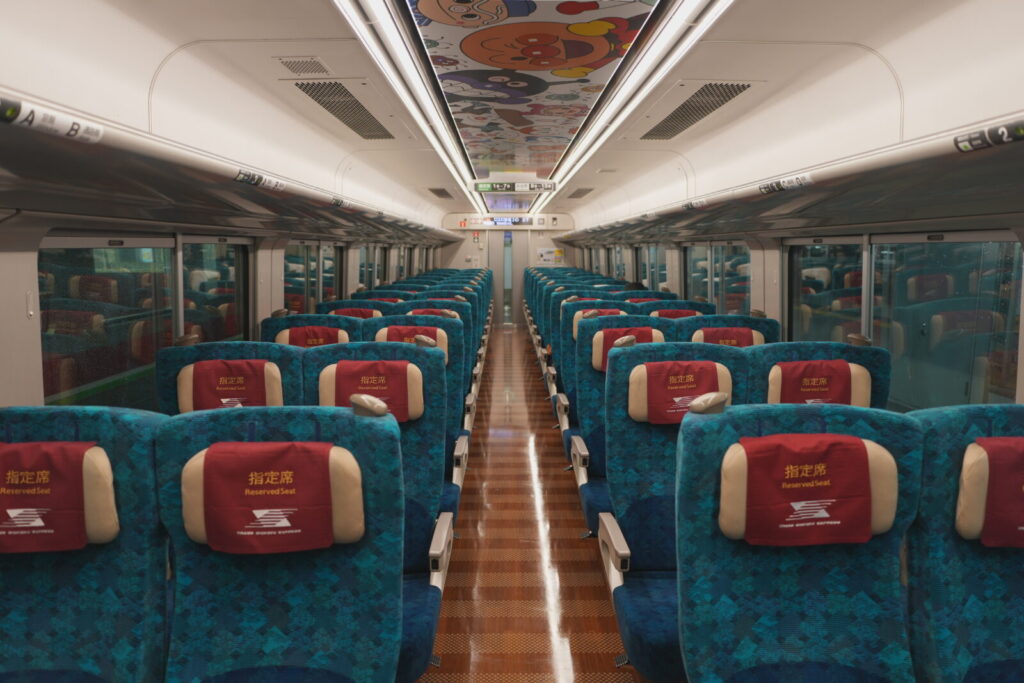 高徳線 2600系アンパンマン列車の特徴と乗車ガイド 11 他のアンパンマン列車との違い(内装)