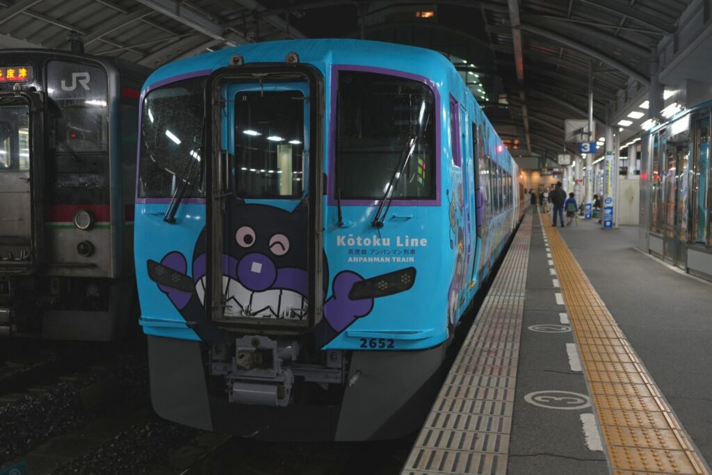 高徳線 2600系アンパンマン列車の特徴と乗車ガイド 8 高徳線 2600系アンパンマン列車の乗車ガイド