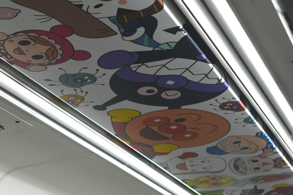 高徳線 2600系アンパンマン列車の特徴と乗車ガイド 4 注意点:内装のこだわりと座席デザイン