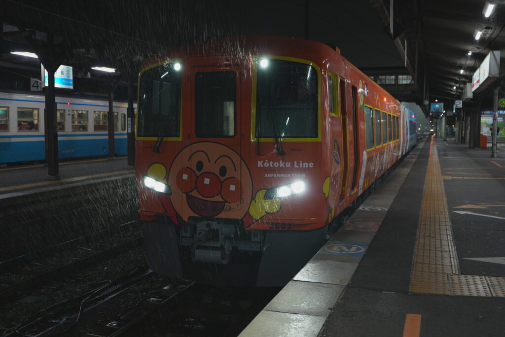 高徳線 2600系アンパンマン列車の特徴と乗車ガイド 1 高徳線 2600系アンパンマン列車の車両概要