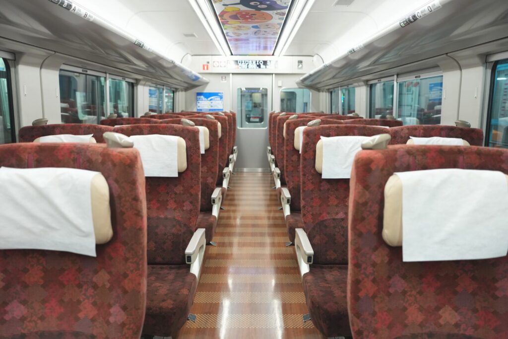 コンセントは全席の肘掛けに設置