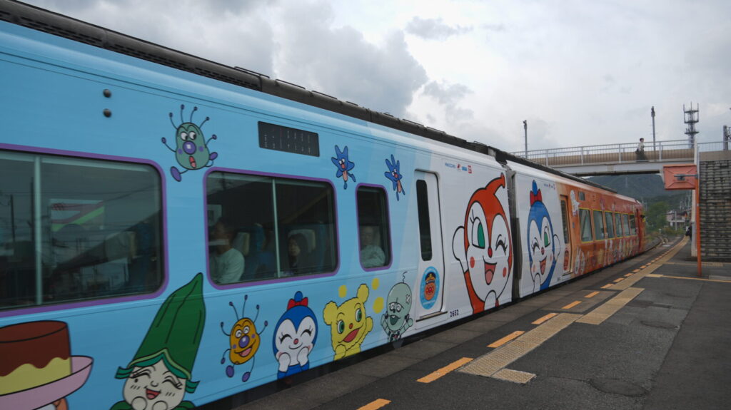 高徳線 2600系アンパンマン列車の特徴と乗車ガイド 3 外観デザインとキャラクターの装飾