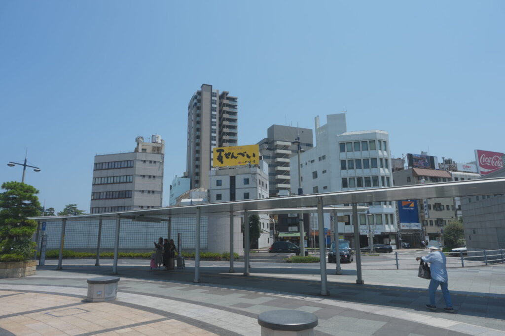 雨の日の移動も安心な屋根付き通路