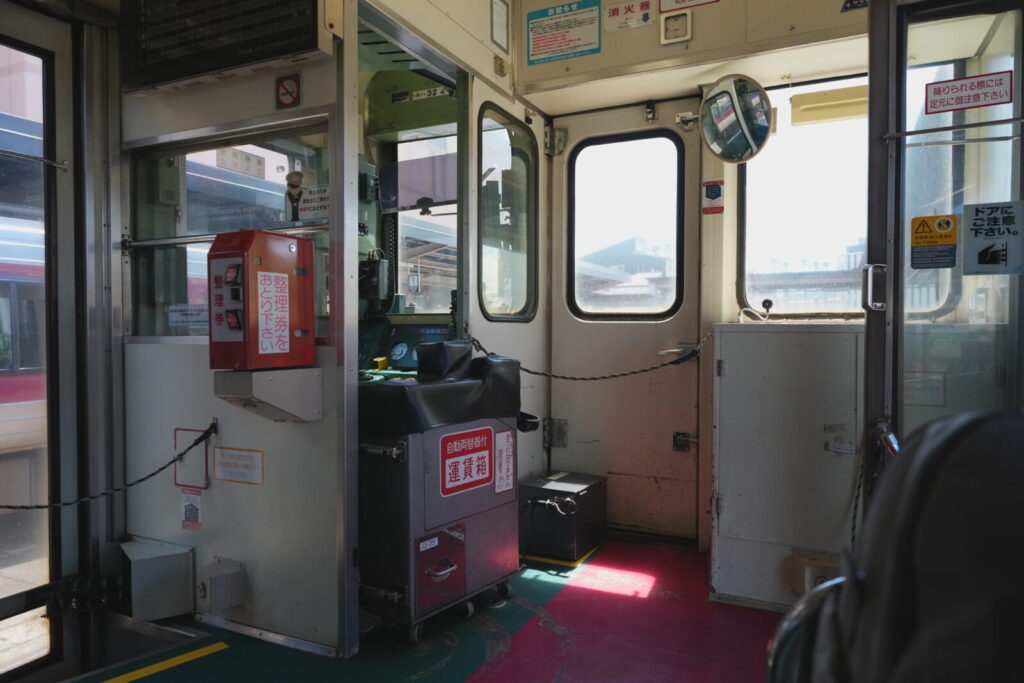 JR四国の検札について徹底解説!指定席省略&チケットレスの使い方 10 運賃箱へ投入するワンマン列車の降り方