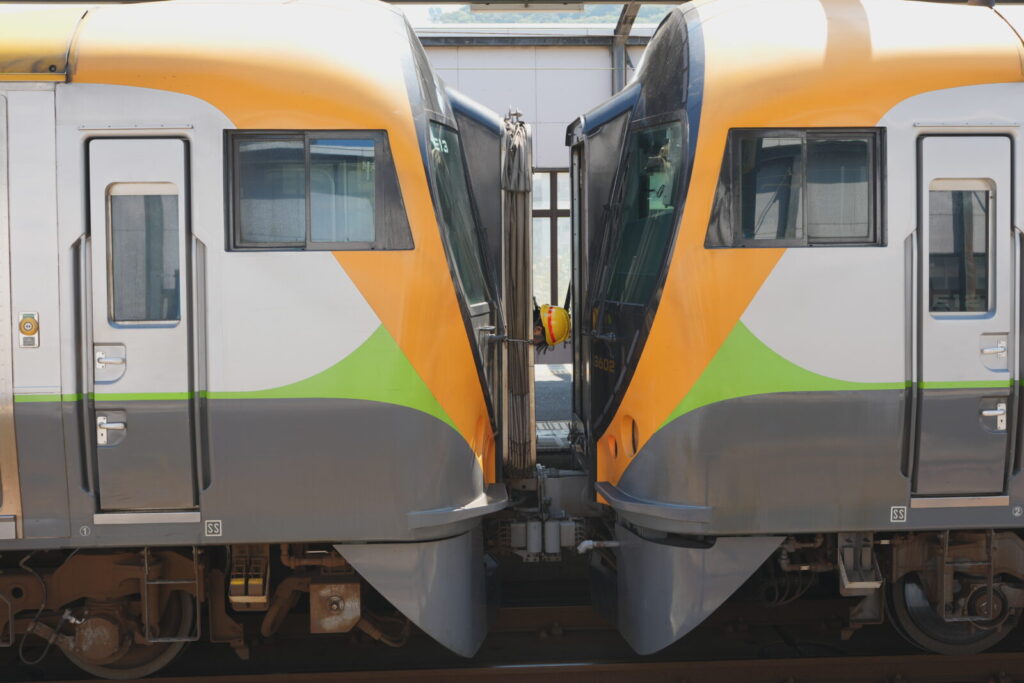 宇多津駅で行う岡山から来た「しおかぜ」との連結シーン