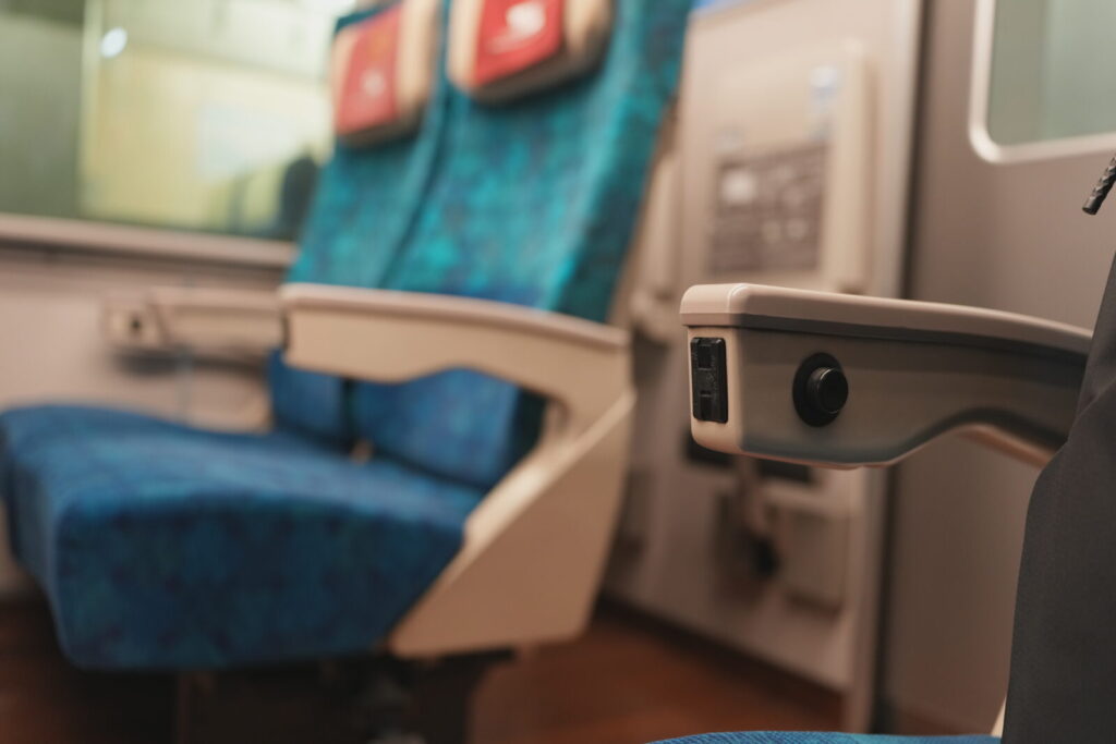 全席電源を備えた2600系の快適な客室空間