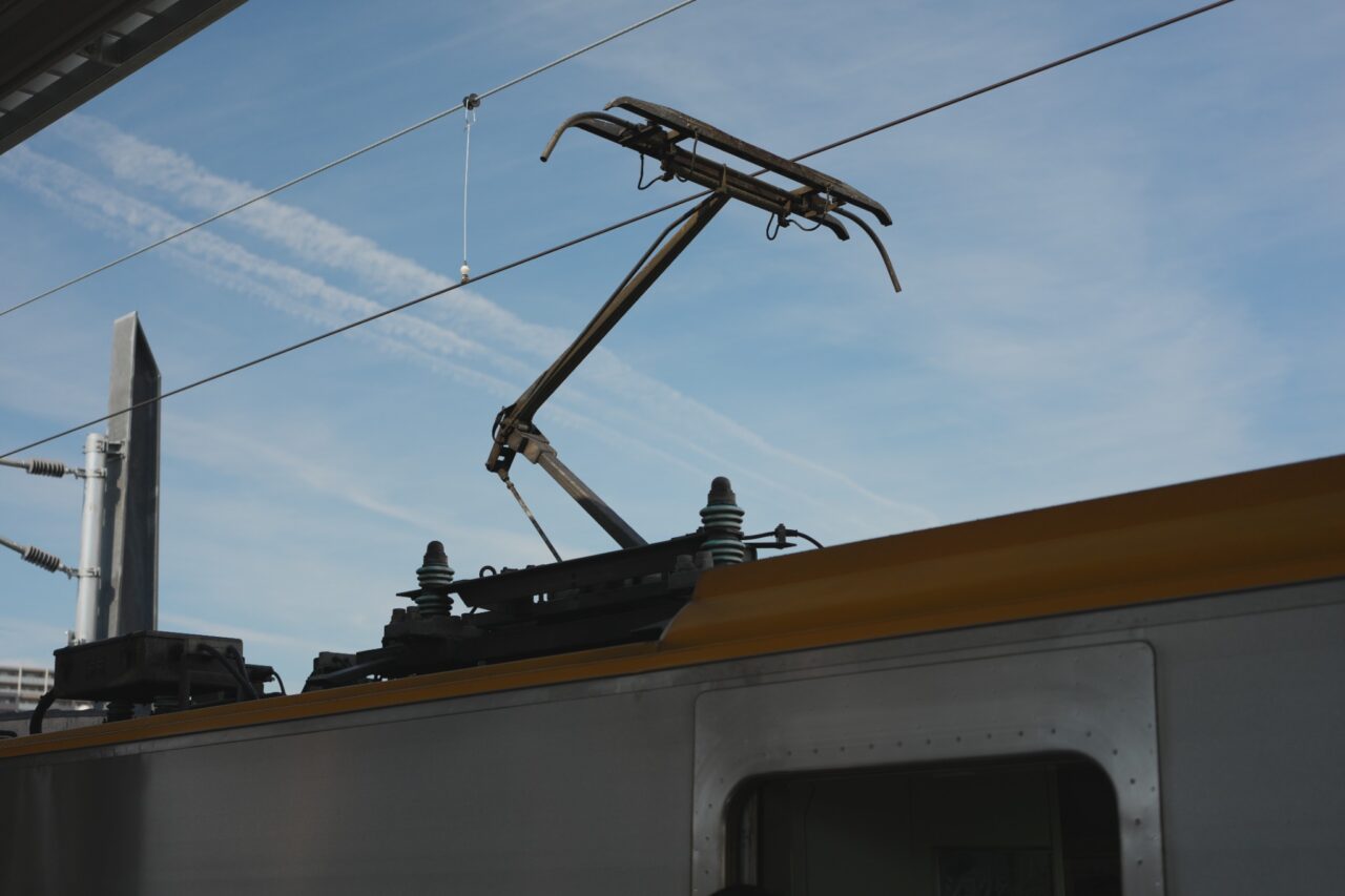 JR四国の電車に搭載されたパンタグラフと架線