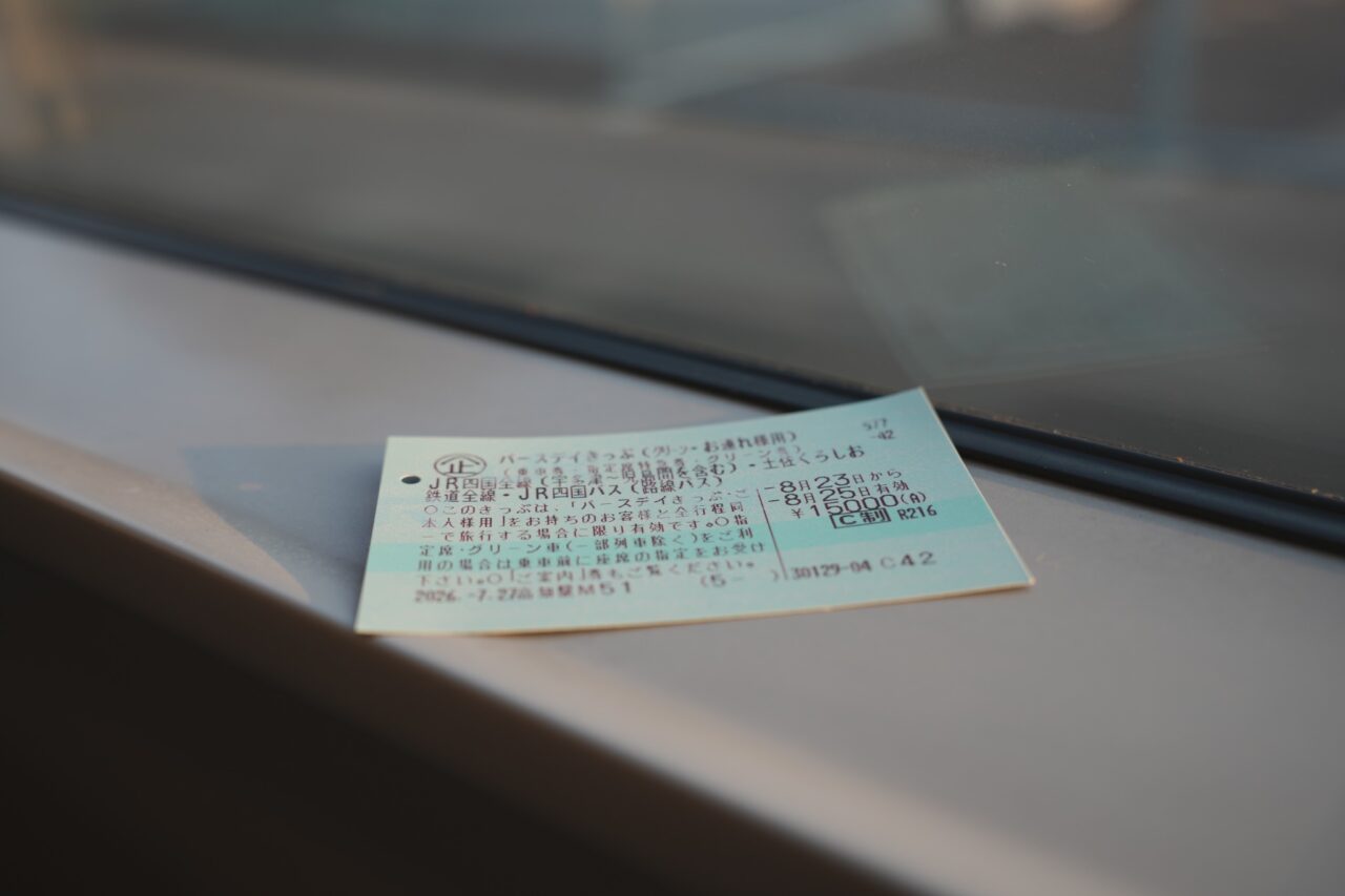JR四国のきっぷを列車の窓際に置いた様子