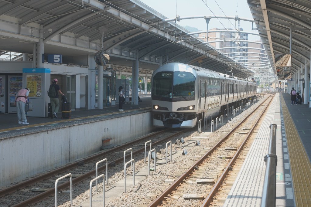 マリンライナーで忘れ物をした時の連絡先と探し方を完全解説 4 高松駅方面のホームへ進入する快速マリンライナー5000系