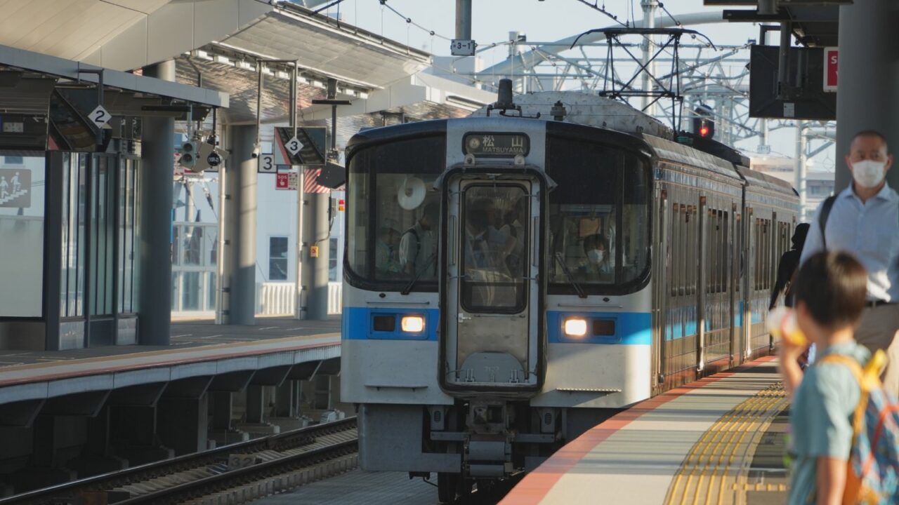 高松駅・松山駅わくわく鉄道フェスタ2026|開催日・イベント内容・アクセスを解説 7 JR松山駅ホームに到着する普通列車と高架化された新しいホーム