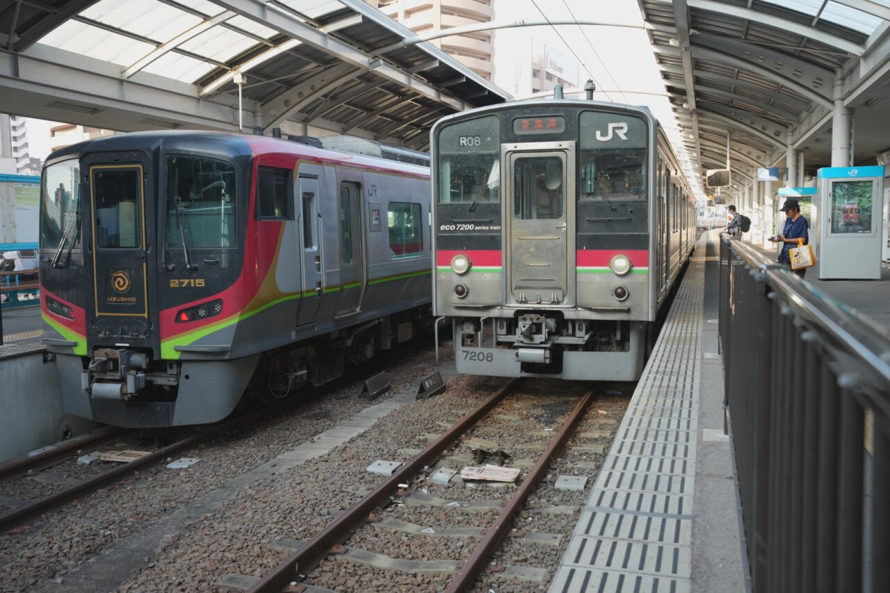 JR四国の2700系特急うずしおと7200系が駅に並ぶ様子