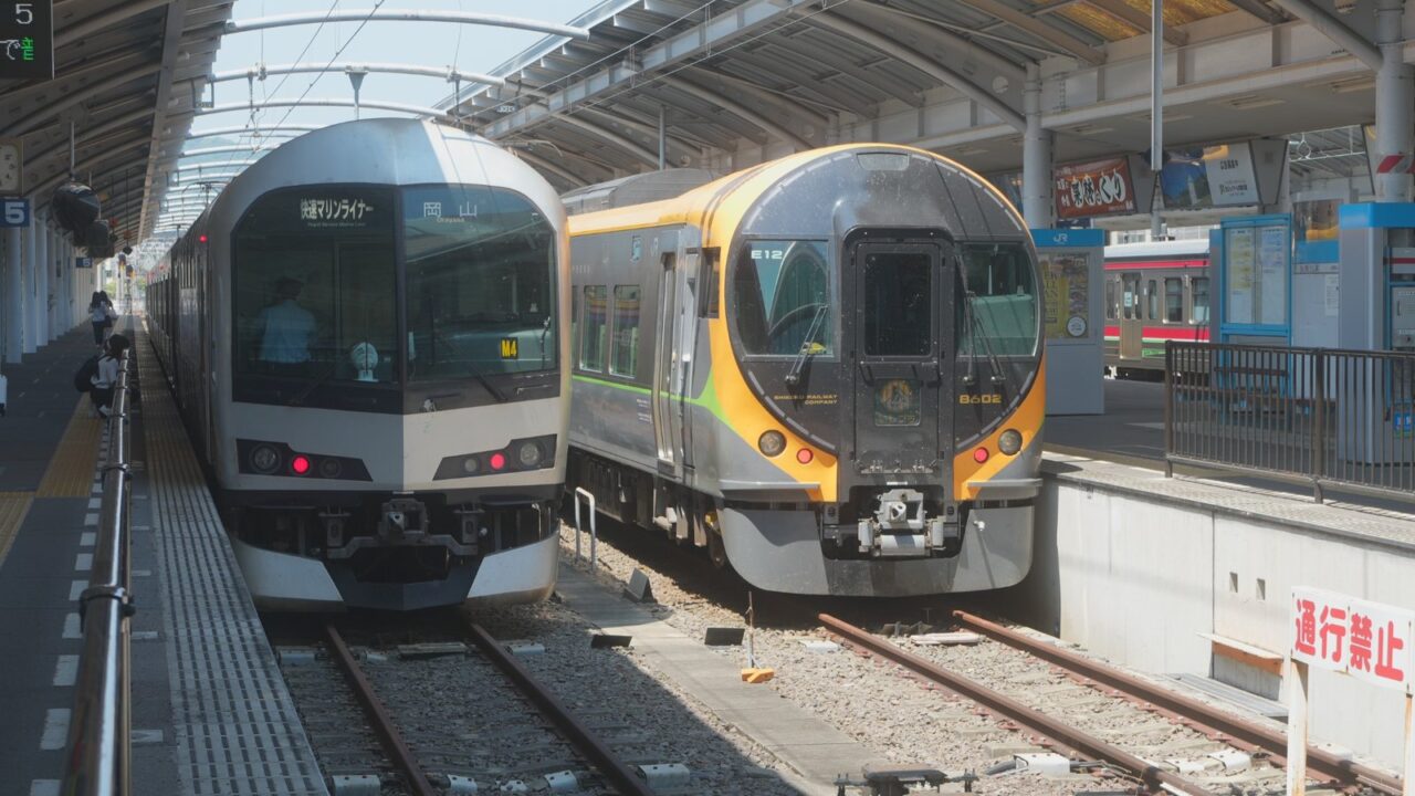 高松駅・松山駅わくわく鉄道フェスタ2026|開催日・イベント内容・アクセスを解説 2 JR高松駅ホームに並ぶ快速マリンライナーと8600系特急いしづち
