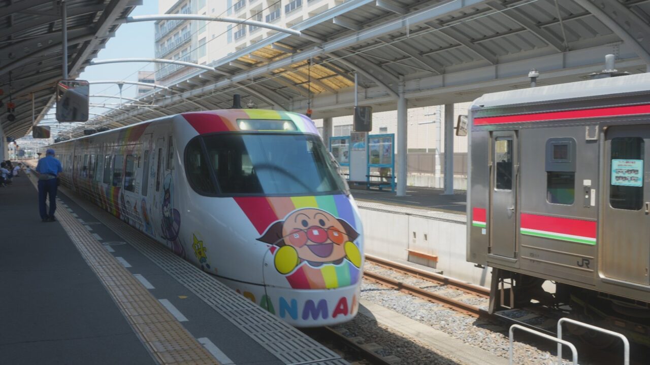 8000系アンパンマン列車リニューアルは12月12日運転開始|新デザイン・アンパンマンシート84席を解説 3 駅ホームへ進入する予讃線8000系アンパンマン列車の流線形先頭車