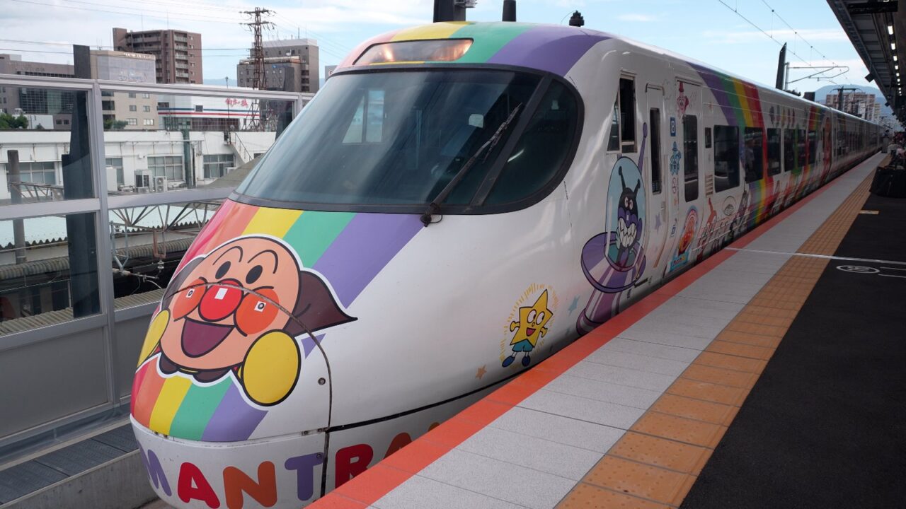 8000系アンパンマン列車リニューアルは12月12日運転開始|新デザイン・アンパンマンシート84席を解説 1 ホームに停車するリニューアル前の予讃線8000系アンパンマン列車の流線形先頭車