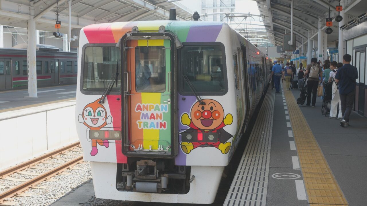 8000系アンパンマン列車リニューアルは12月12日運転開始|新デザイン・アンパンマンシート84席を解説 4 ホームに停車する予讃線8000系アンパンマン列車の貫通型先頭車を正面から撮影